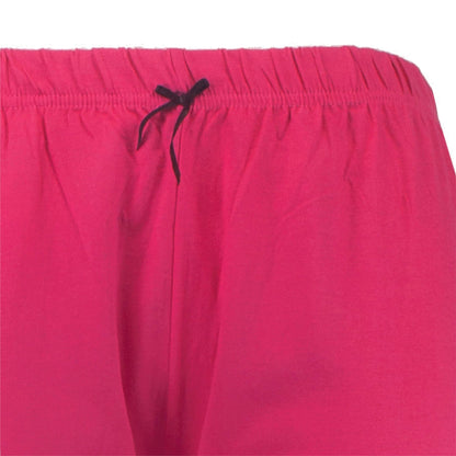 Close-up van een felroze pyjamabroek met elastische tailleband en zwart aantrekkoord, gemaakt van zacht katoen.