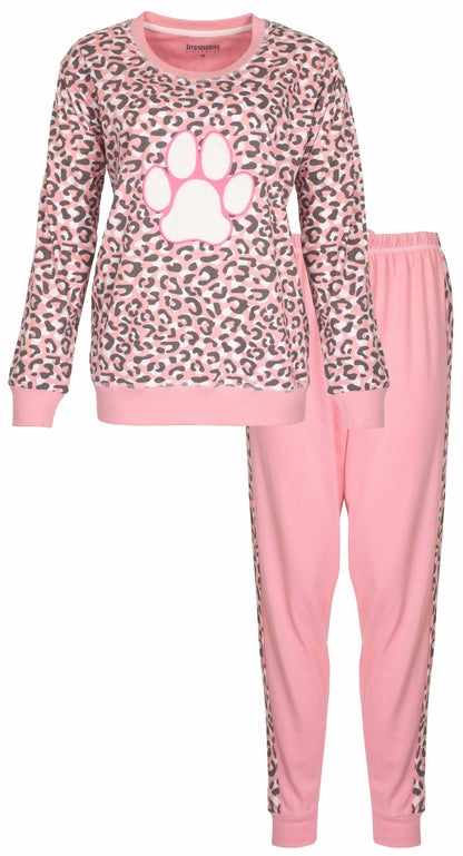 Roze dames pyjama met tijgerprint en pootafdruk. Lang shirt enonde hals en bijpassende broek.