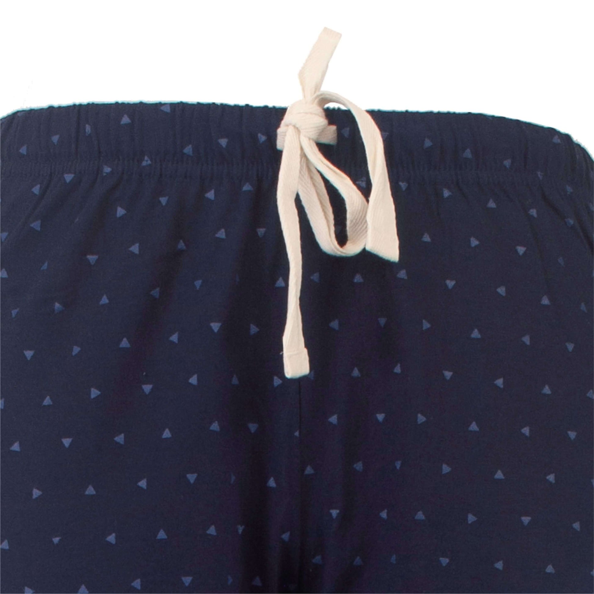 Donkerblauwe pyjamabroek met kleine driehoekjes patroon en witte aantrekkoord in de taille.