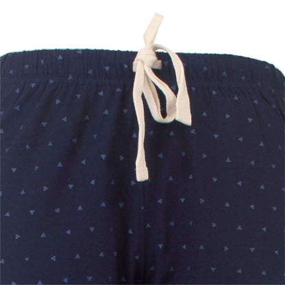 Donkerblauwe pyjamabroek met kleine driehoekjes patroon en witte aantrekkoord in de taille.