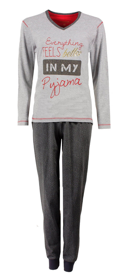 Grijze dames pyjama met lange mouwen en broek. Top met V-hals en tekst 'Everything feels better in my pyjama'.