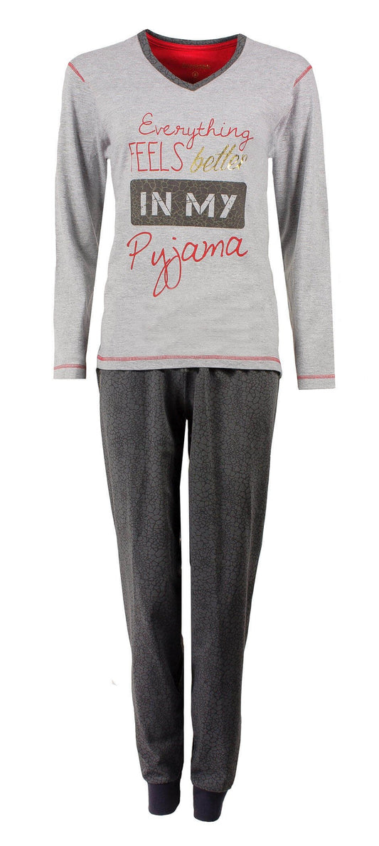 Grijze dames pyjama met lange mouwen en broek. Top met V-hals en tekst 'Everything feels better in my pyjama'.