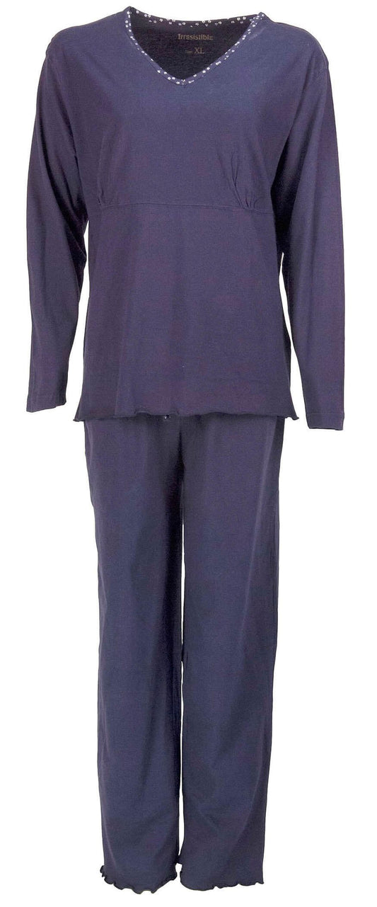 Paarse dames pyjama set met lange mouwen en V-hals. Top heeft een deelnaad, broek heeft een elastische tailleband.