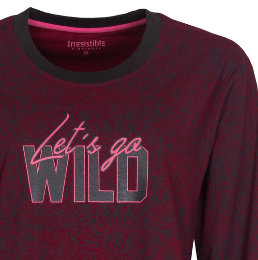 Bordeaux rode pyjama top met zwarte hals en roze 'Let's go WILD' opdruk, van het merk Irresistible nightwear