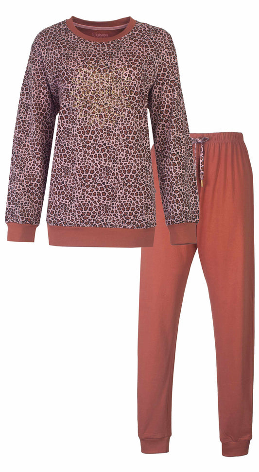 Roze dames pyjama met lange mouwen en panterprint. Top met ronde hals en bijpassende broek.