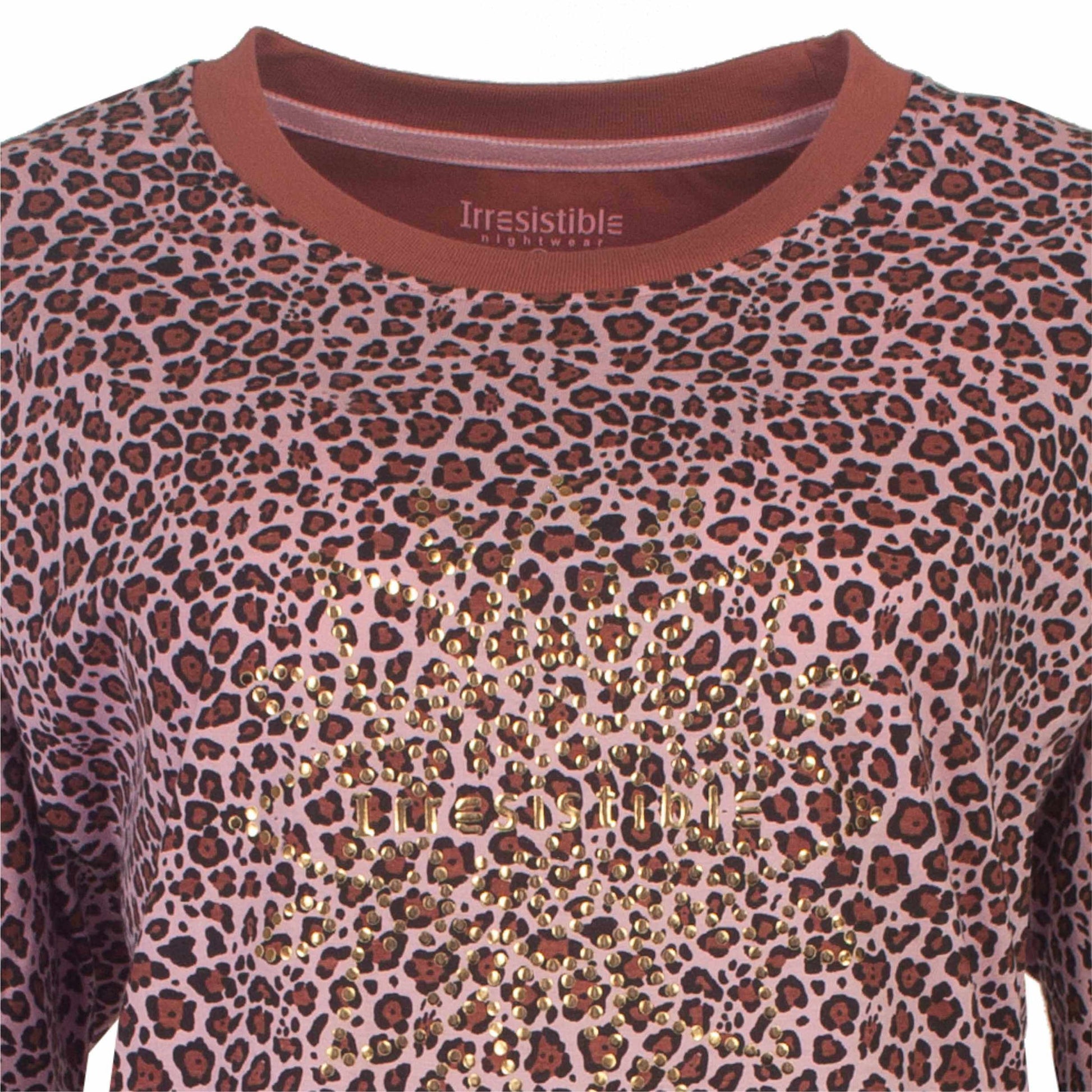 Roze dames pyjama met lange mouwen en panterprint. Gouden 'Irresistible' opdruk op de borst.