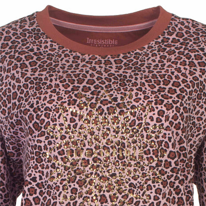 Roze dames pyjama met lange mouwen en panterprint. Gouden 'Irresistible' opdruk op de borst.