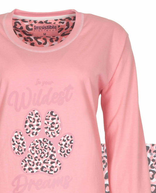 Roze dames pyjama met lange mouwen, luipaardprint pootafdruk en 'Wildest Dreams' tekst op de voorkant.
