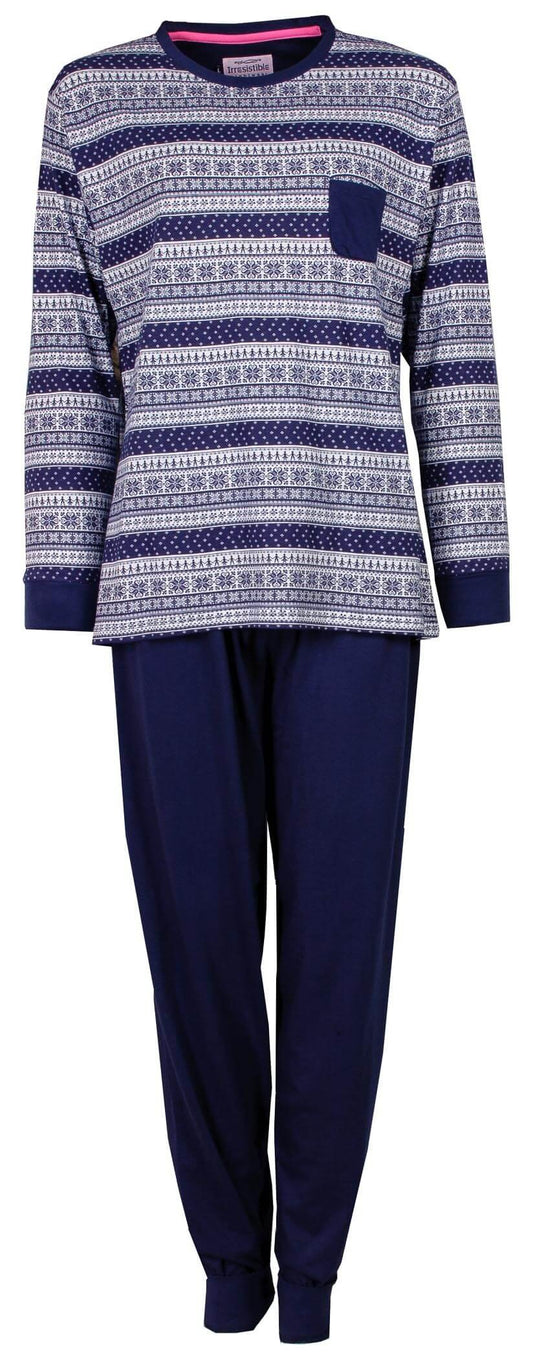 Blauwe dames pyjama met lange mouwen, winterse print van sneeuwvlokken en bomen, en een borstzakje