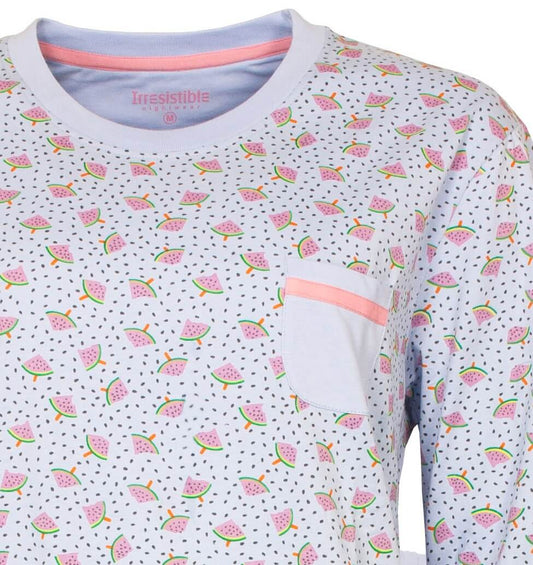 Lichtblauwe pyjama met watermeloenprint, witte achtergrond met stippen, en een roborstzakje met roze accent.