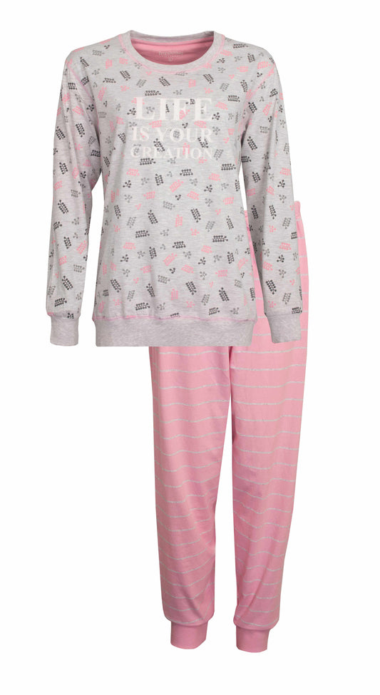 Lichtgrijze pyjama top met roze print en tekst, en roze gestreepte broek. Comfortabeedelig damessetje.