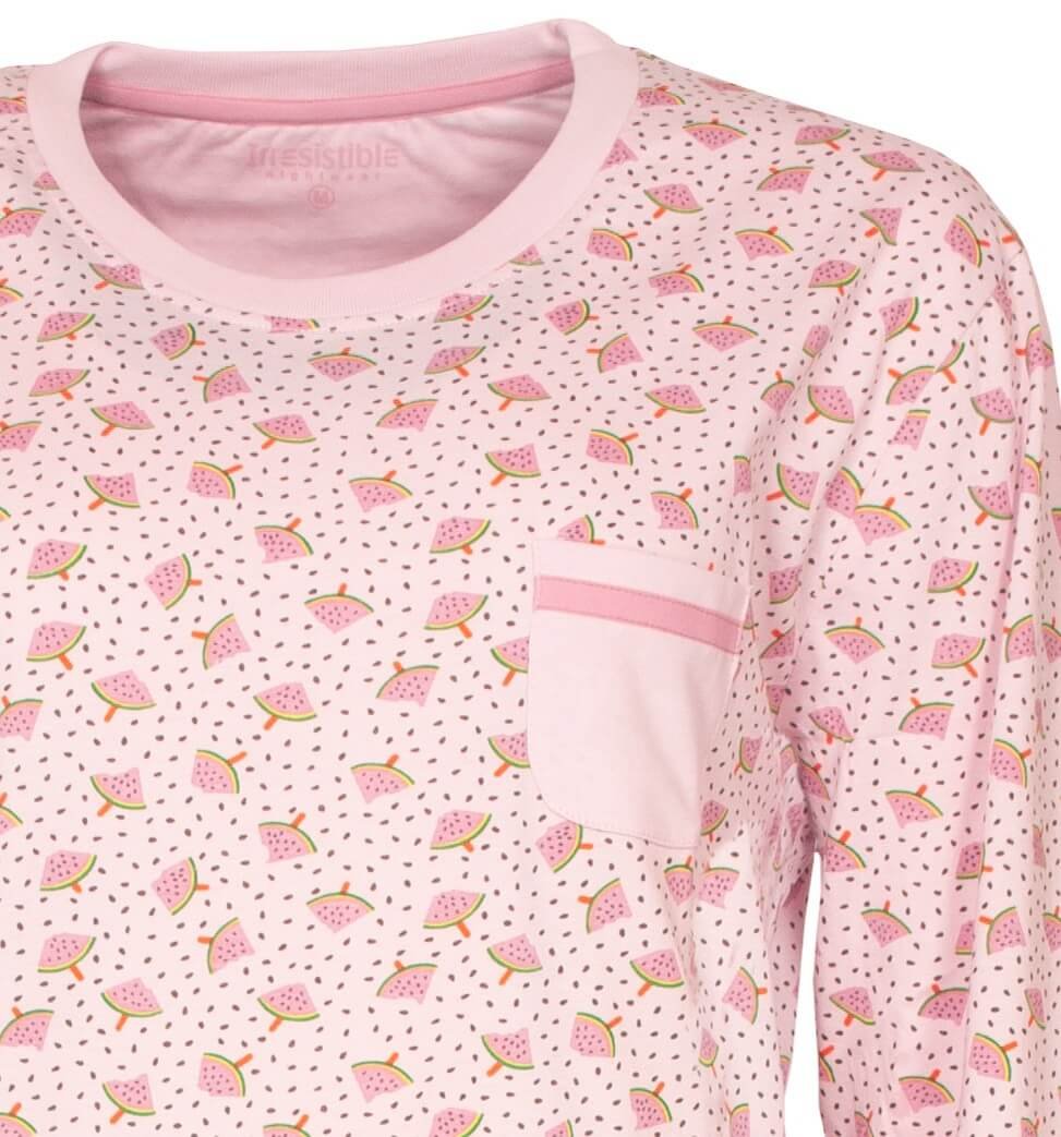 Lichtroze pyjama met watermeloenplakjes patroon en een borstzakje, gemaakt van 100% katoen.