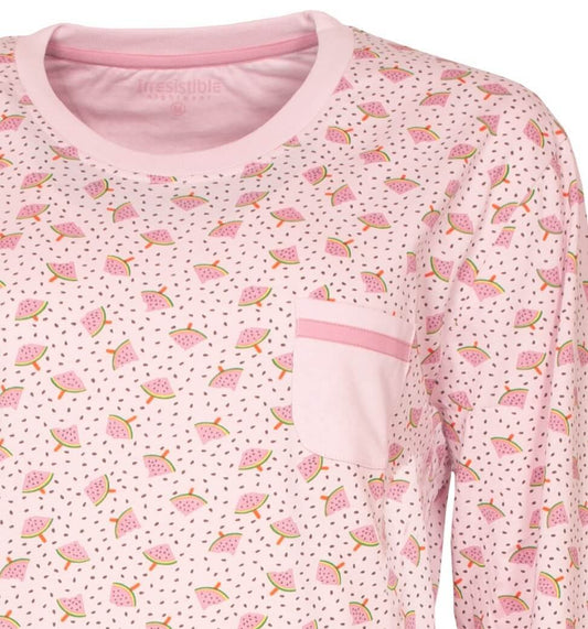 Lichtroze pyjama met watermeloenplakjes patroon en een borstzakje, gemaakt van 100% katoen.