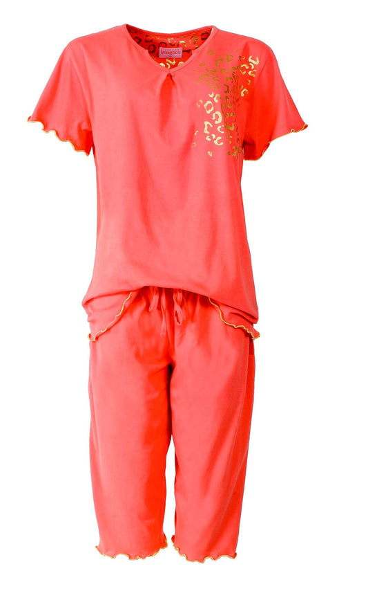 Oranje dames pyjama met V-hals top en driekwart broek. Goudkleurige print op de borst en afgewerkte randen.