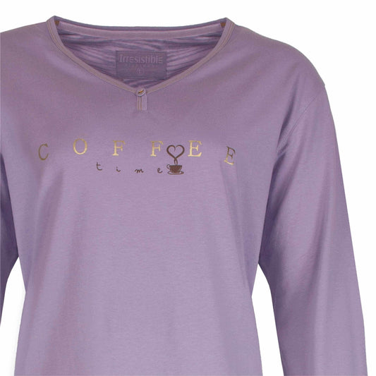 Paarse dames pyjama top met lange mouwen en 'Coffee time' opdruk in goudkleurige letters