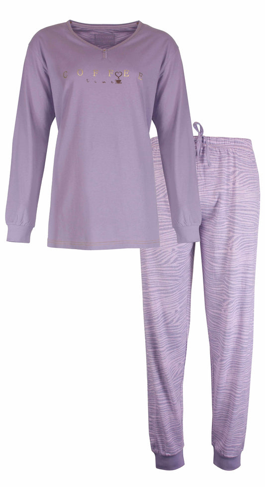 Paarse dames pyjama met lange mouwen en 'Coffee' opdruk, met bijpassende broek met panterprint
