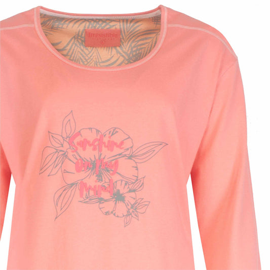 Roze dames pyjama shirt met lange mouwen en een subtiele bloemenprint op de voorkant.