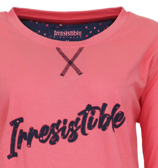 Roze dames pyjama top met 'Irresistible' opdruk, gemaakt van gekamde katoen met een navy blauwe binnenkraag.