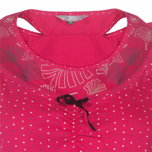 Roze mouwloze pyjama top met bloemenprint, stippen en zwart strikje. Ronde hals en dubbele laag design.