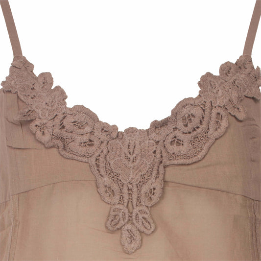 Taupe pyjama top met spaghetti bandjes en geborduurde kanten rand aan de hals in een rond dessin.