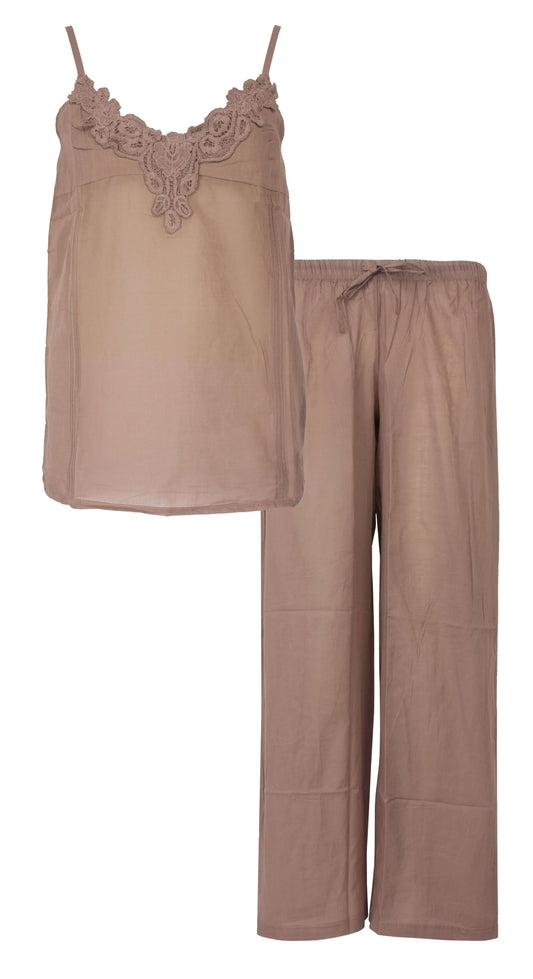 Taupe dames pyjama set met kanten spaghetti top en lange broek, gemaakt van 100% katoen voile stof.
