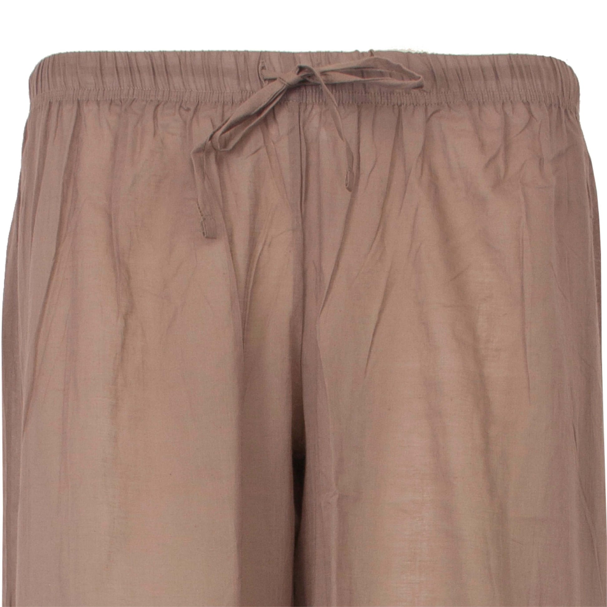 Taupe kleurige pyjamabroek met elastische taille en aantrekkoord, gemaakt van luchtige geweven stof.