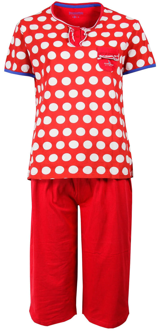 Rode dames pyjama met witte stippen, blauwe bies en driekwart broek. Top met korte mouwen en knoopsluiting.