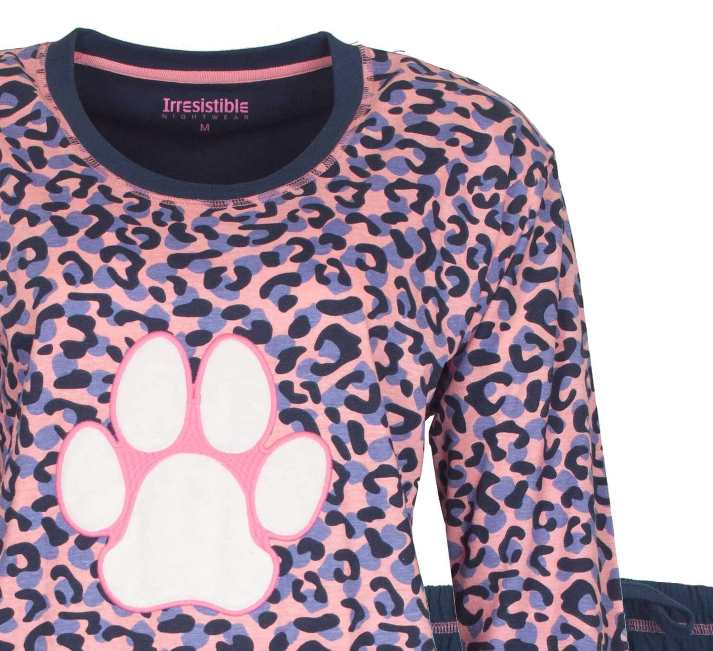 Roze/blauwe pyjama met tijgerprint en witte pootafdruk. Merk Irresistible zichtbaar op de hals.