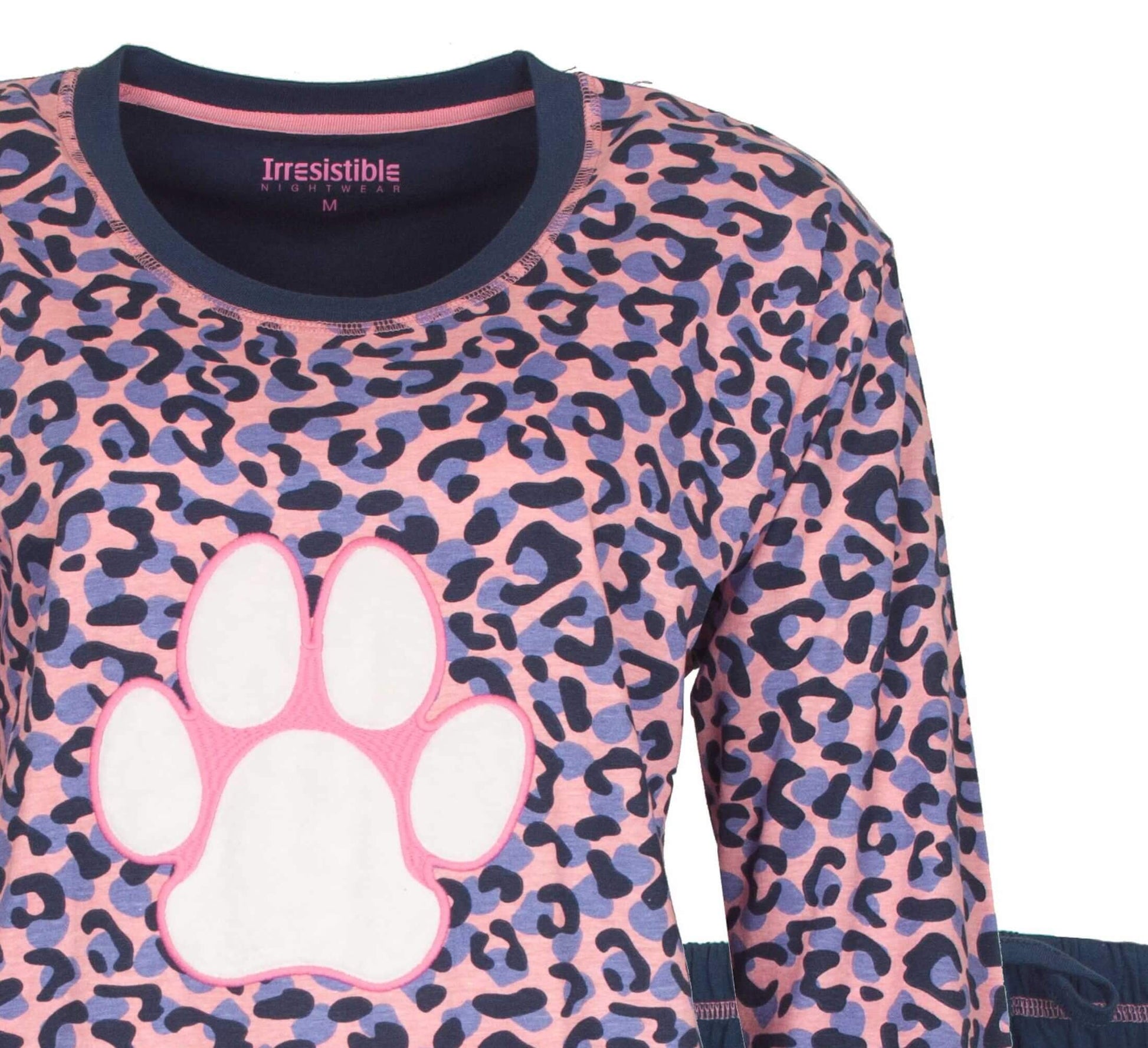 Roze/blauwe pyjama met tijgerprint en witte pootafdruk. Merk Irresistible zichtbaar op de hals.