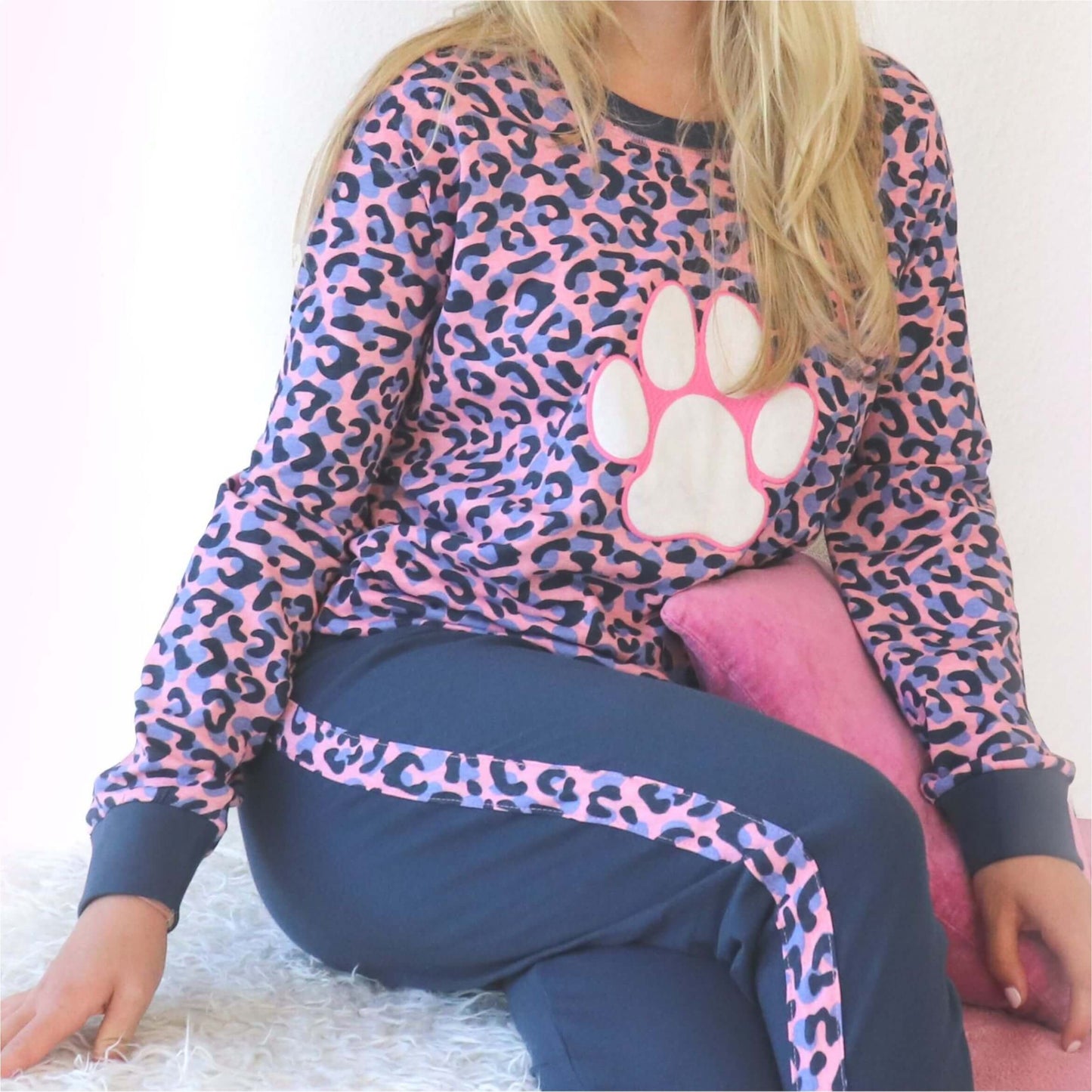 Dames pyjama met roze/blauwe tijgerprint en witte pootafdruk. Lange mouwen en bijpassende broek.