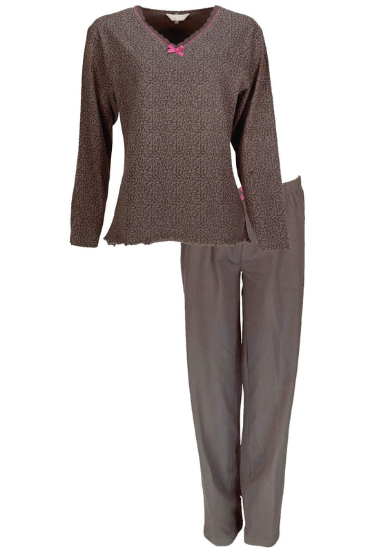 Bruine dames pyjama met lange mouwen, V-hals en roze details. Gedesbroek in dezelfde klffen bruin.