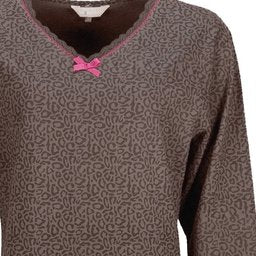 Bruine pyjama top met lange mouwen, V-hals, kanten afwerking en roze strikje. Dierenprint dessin zichtbaar.