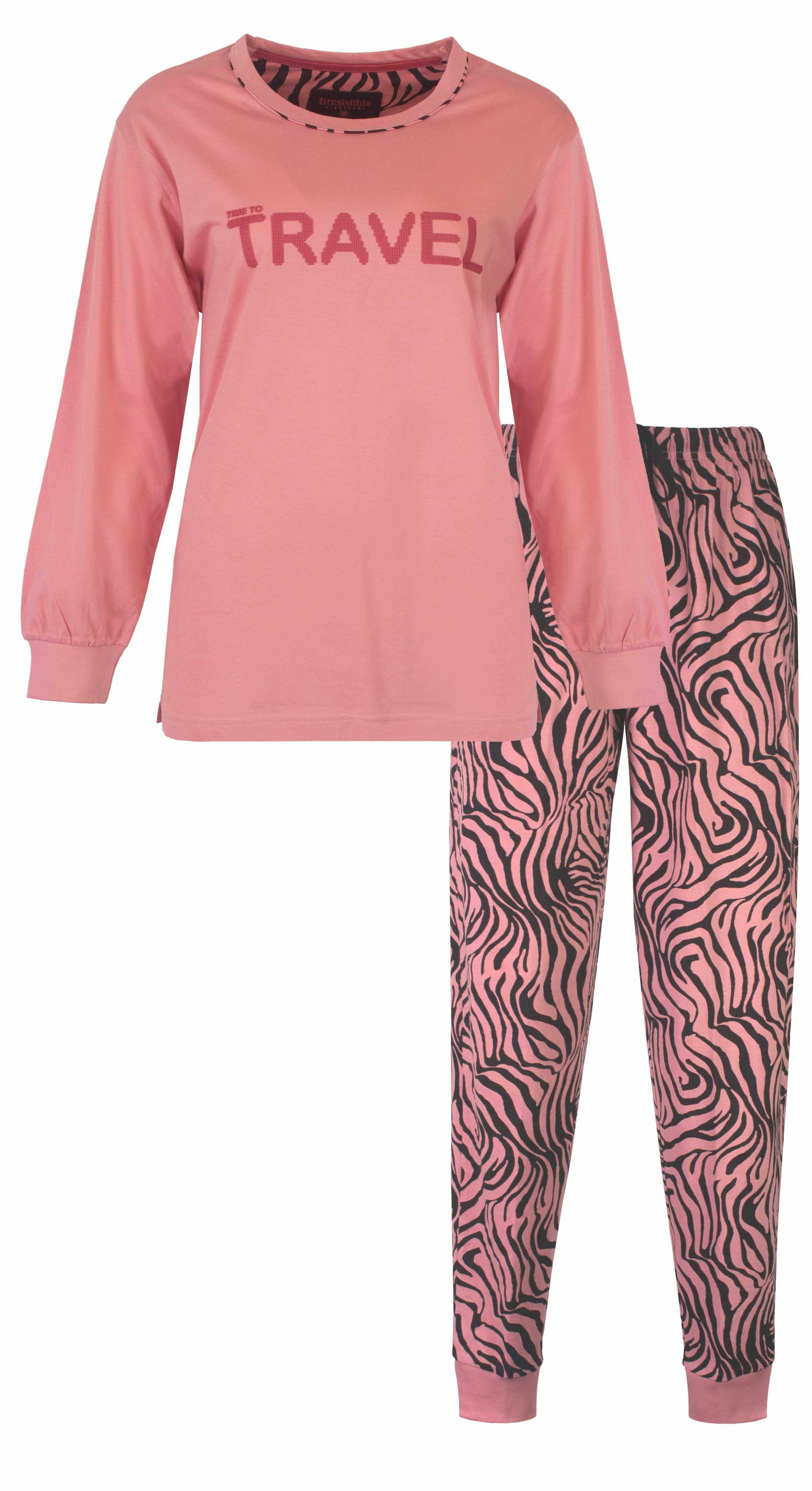 Roze dames pyjama met 'TRAVEL' opdruk en lange mouwen, bijpassende broek met zwart zebraprint patroon.