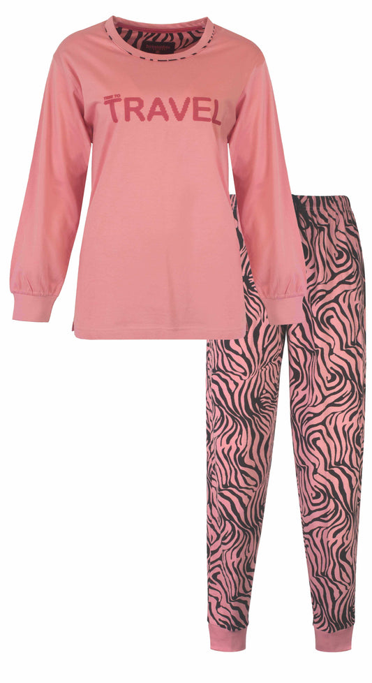 Roze dames pyjama met 'TRAVEL' opdruk en lange mouwen, bijpassende broek met zwart zebraprint patroon.