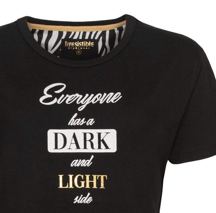 Zwart dames pyjama shirt met tekst 'Everyone has a DARK and LIGHT side' in wit en goud lettertype
