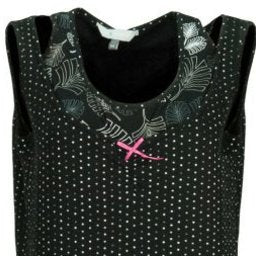 Zwarte mouwloze pyjama top met witte stippen, ronde hals en rorimpeldetail en roze strikje aan de voorkant.