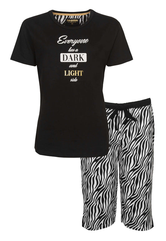 Zwarte dames pyjama met 'Dark and Light' tekst op shirt en zebraprint broek tot knie