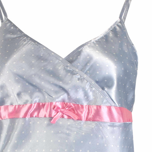 Grijze satijnen pyjama top met witte stippen, roze bies en strik, V-hals en verstelbare bandjes