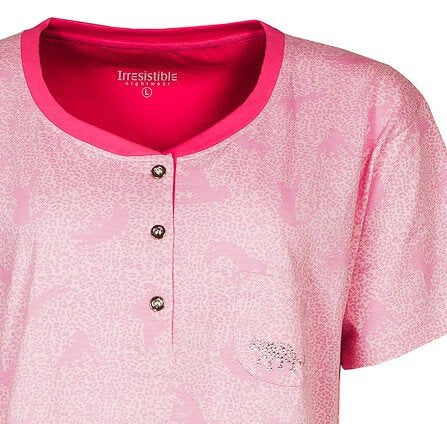 Roze dames shortama top met korte mouwen, polo sluiting en borstzakje. Contrasterende fuchsia hals.