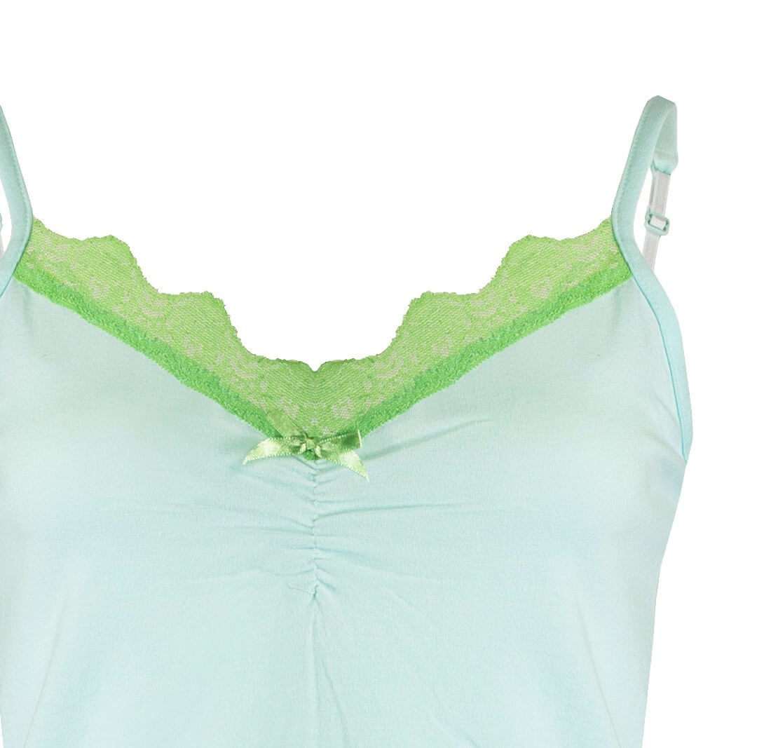 Mintgroene top van shortama met spaghettibandjes en groene kanten afwerking aan de hals, verstelbare bandjes zichtbaar.