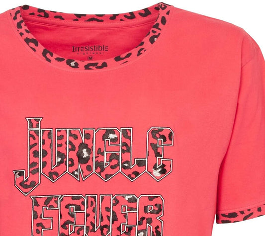 Rode dames shortama met 'Jungle Fever' tekst en luipaardprint. Ronde hals en korte mouwen met printdetails.