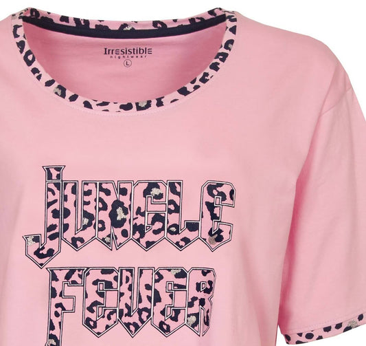 Roze shortama met 'Jungle Fever' tekst in luipaardprint. Ronde hals met printdetails en korte mouwen.