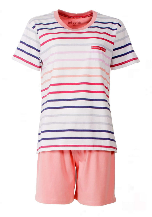 Gestreepte witte t-shirt met roze en paarse strepen, en roze korte broek. Merk Irresistible op de borstzak.