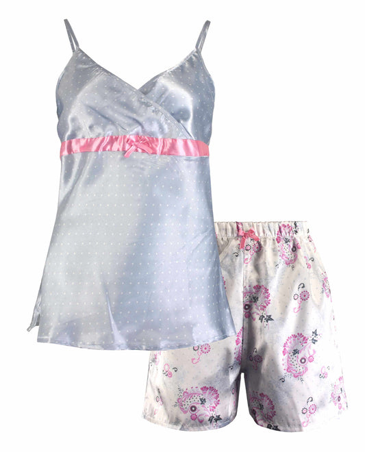 Lichtblauwe satijnen dames shortama met roze accenten, bestaande uit een hemdje met stippen en gebloemde short.