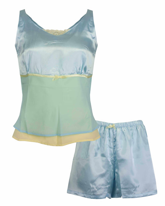 Lichtblauwe satijnen dames shortama set en korte broek, gele accenten en kanten details aan de hals