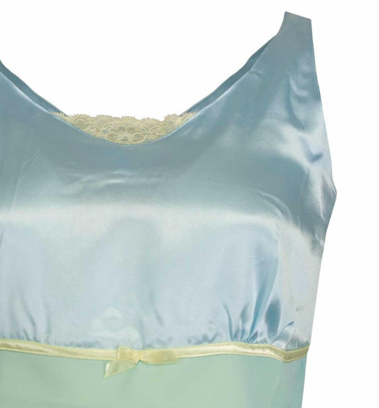 Lichtblauwe satijnen top van een shortama met gele kanten rand en strikje aan de onderkant