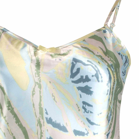 Satijnen dames shortama top met V-hals, strikje en verstelbare bandjes in groen en lichtblauw marmerpatroon.