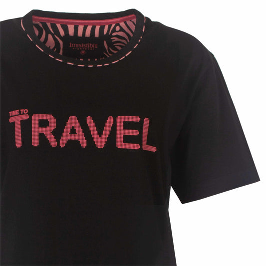 Zwarte dames shortama met rode 'Time to Travel' print en zebraprint binnenkant hals van het merk Irresistible