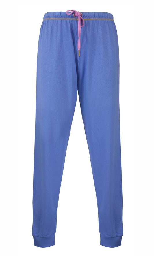 Lichtblauwe pyjamabroek met elastische tailleband en roze trekkoord, gemaakt van zacht katoen voor comfortabel slapen.