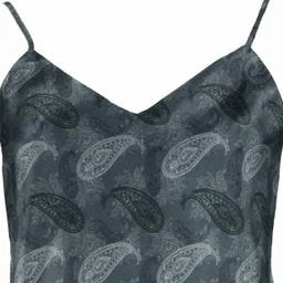 Grijs satijnen nachthemd met V-hals, verstelbare bandjes en meerkleurig paisley motief.